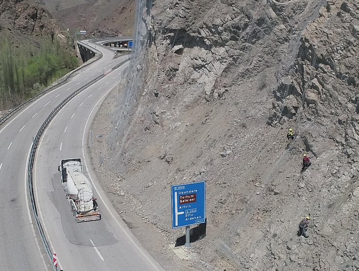 Kaya düşen dağları çelikle örüyorlar