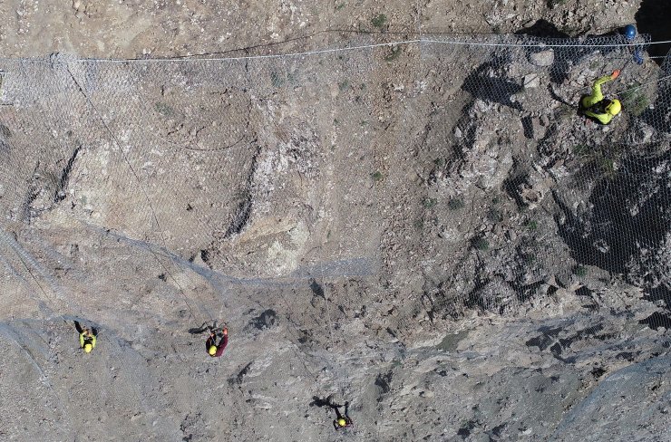 Kaya düşen dağları çelikle örüyorlar