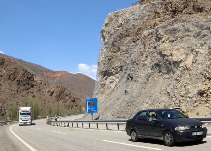 Kaya düşen dağları çelikle örüyorlar