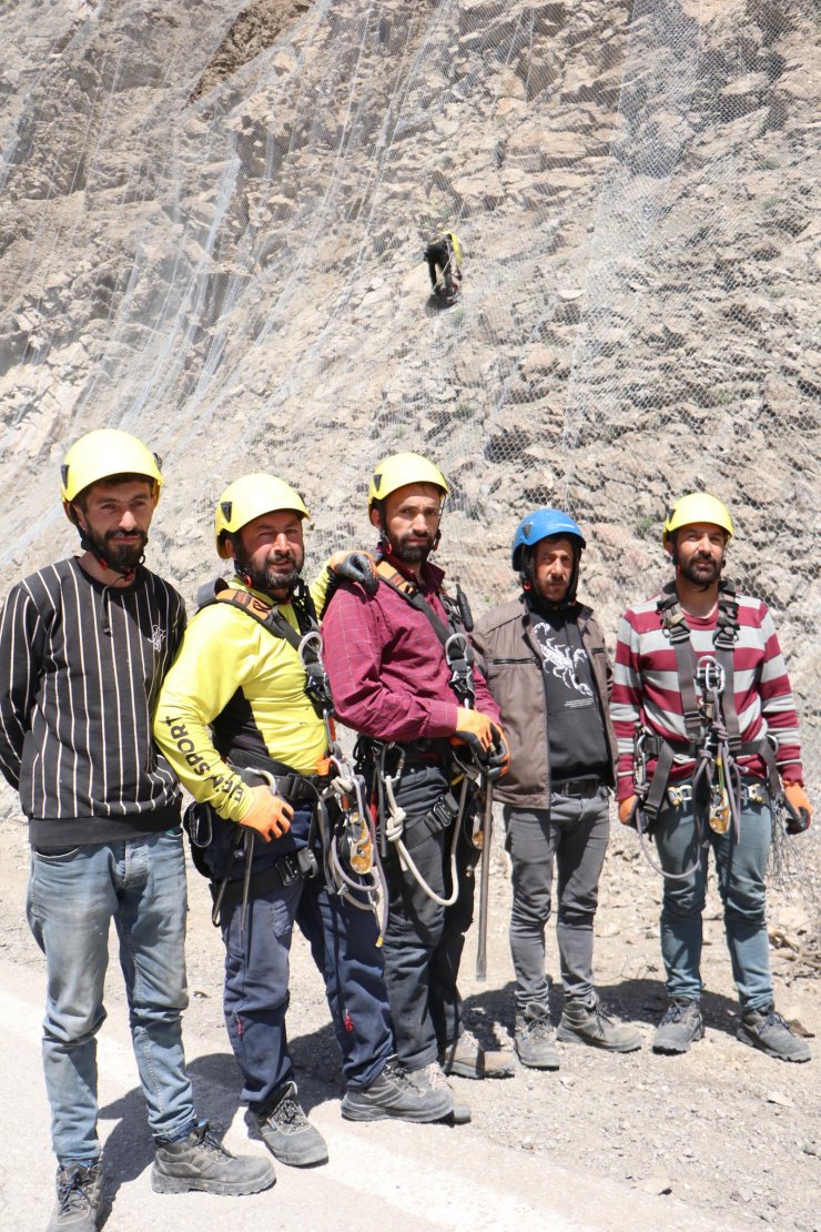 Kaya düşen dağları çelikle örüyorlar