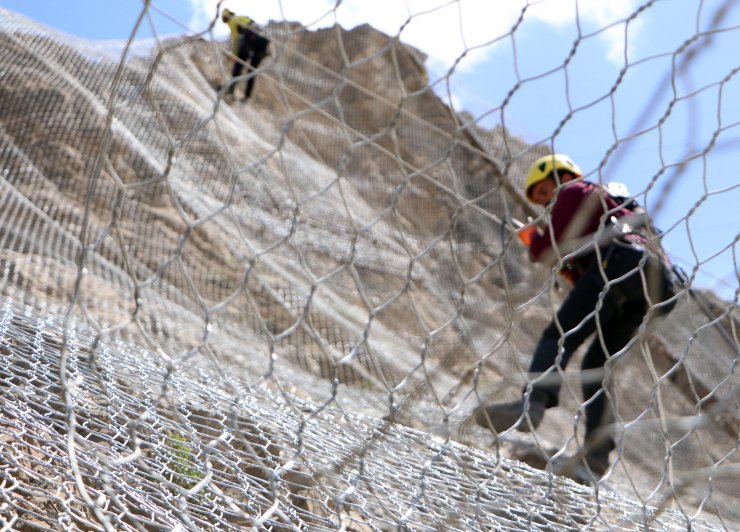 Kaya düşen dağları çelikle örüyorlar