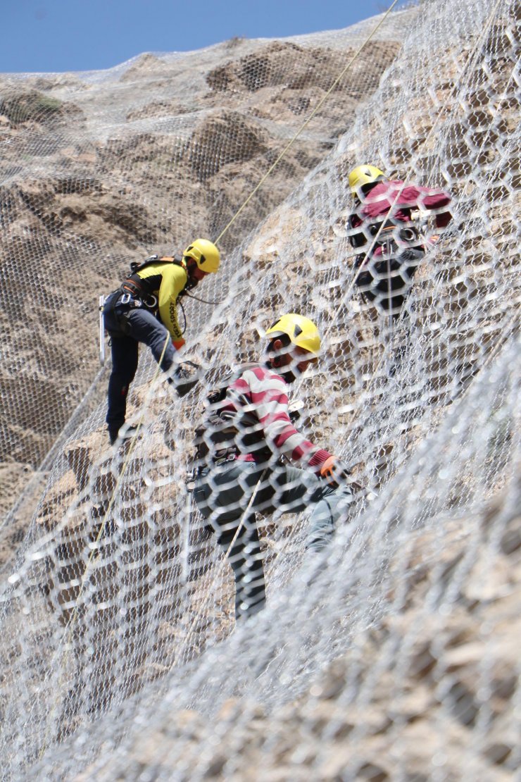 Kaya düşen dağları çelikle örüyorlar