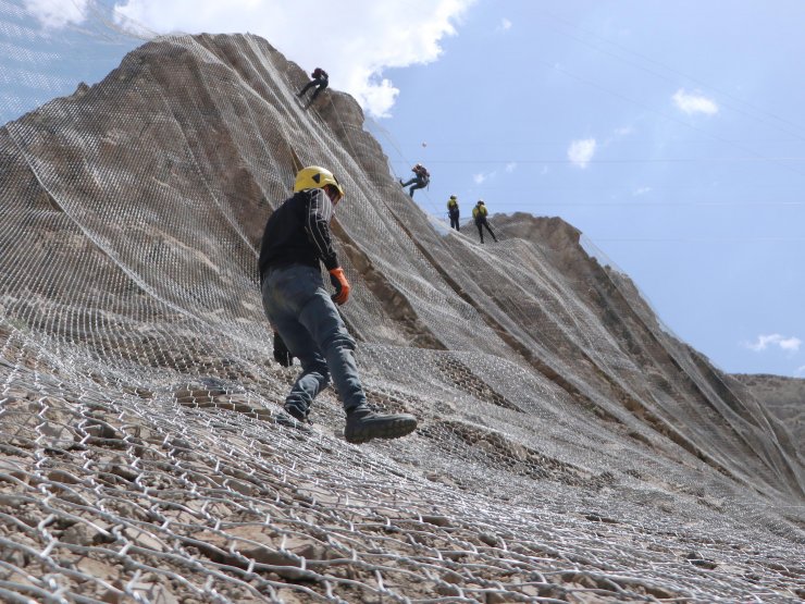 Kaya düşen dağları çelikle örüyorlar