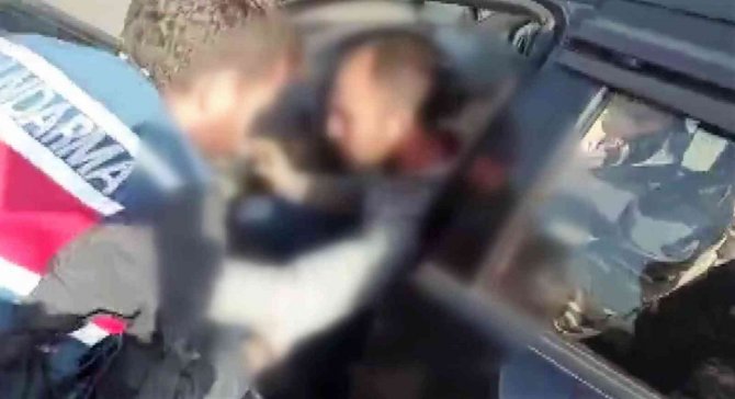 Kırmızı gülün altından uyuşturucu çıktı