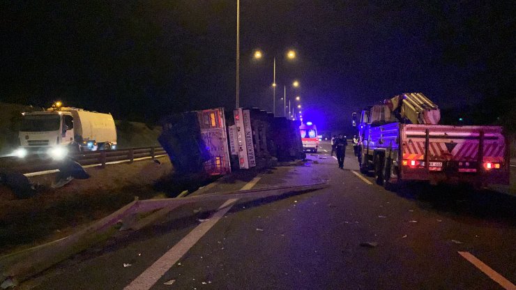 Kuzey Marmara Otoyolu'nda tır devrildi : 1 ölü , 1 yaralı