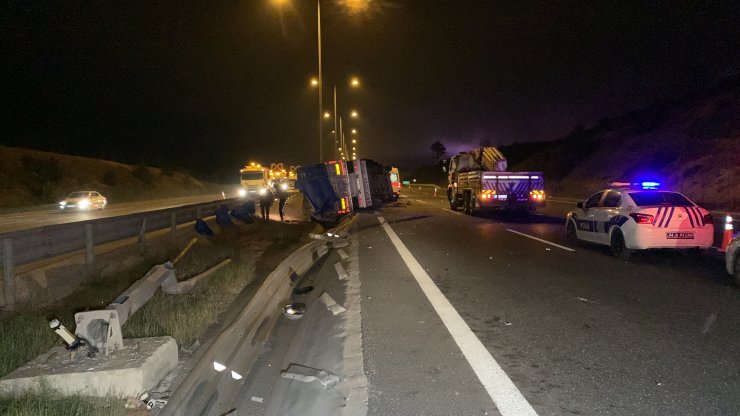 Kuzey Marmara Otoyolu'nda tır devrildi : 1 ölü , 1 yaralı