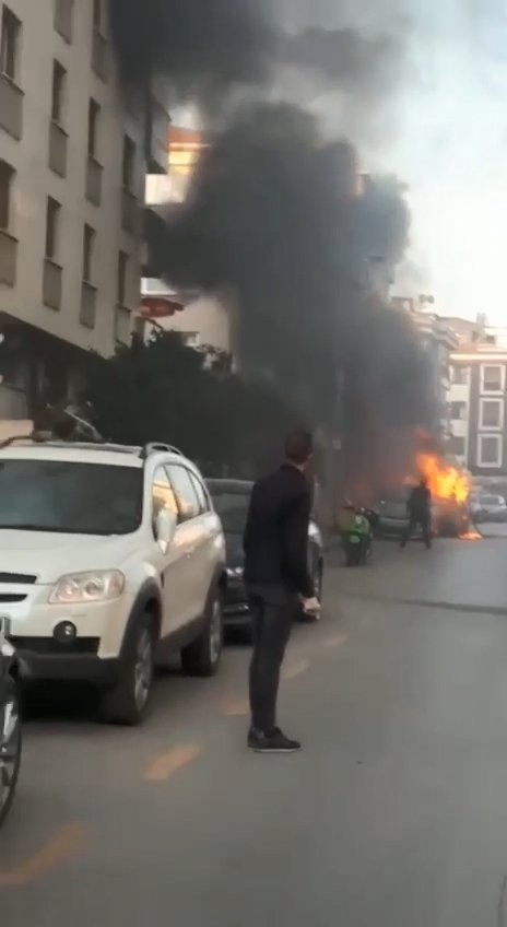 Minibüs alev alev yandı 