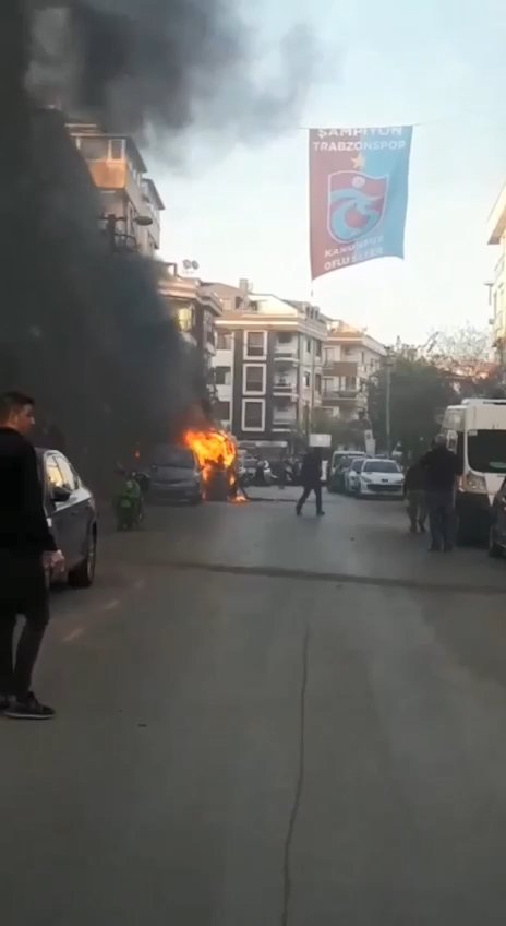 Minibüs alev alev yandı 