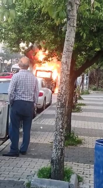 Minibüs alev alev yandı 