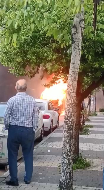 Minibüs alev alev yandı 