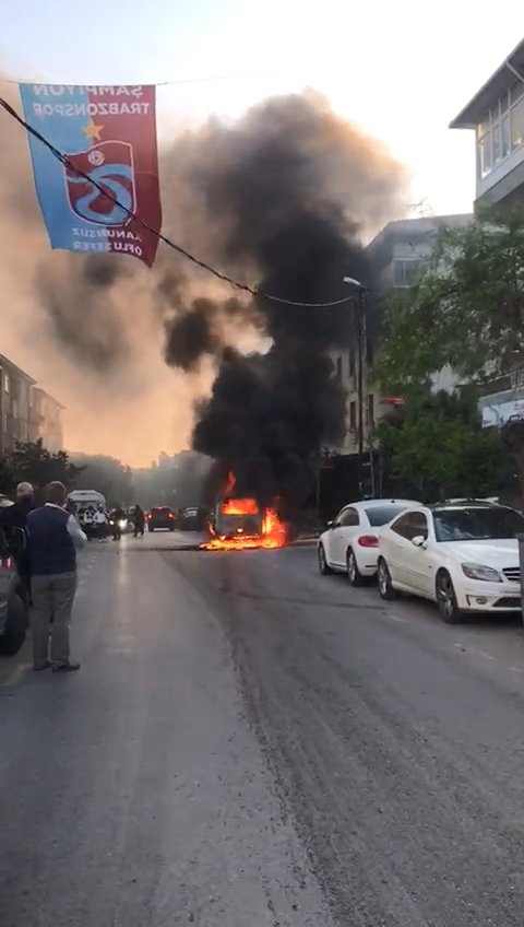 Minibüs alev alev yandı 