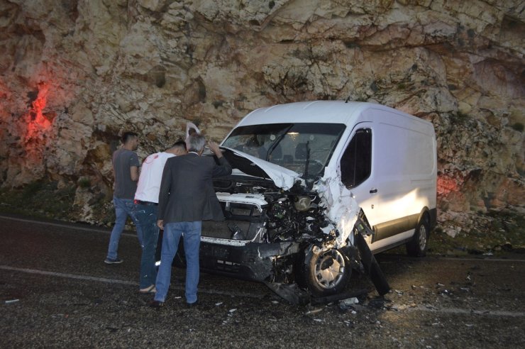 Minibüs ile çekici çarpıştı: 3 yaralı