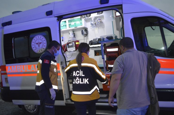 Minibüs ile çekici çarpıştı: 3 yaralı