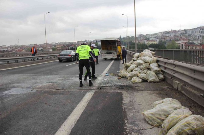 Mısır yüklü kamyonet yola devrildi