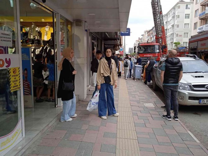 Ne yangın ne duman onları alışverişten vazgeçiremedi