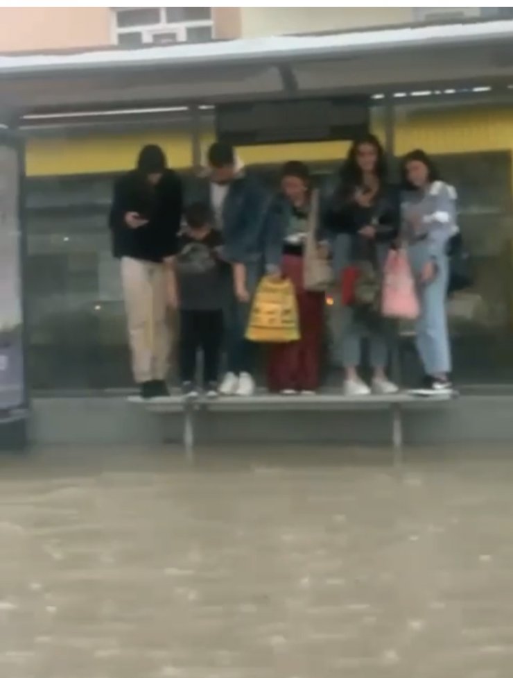 Niğde'de şiddetli yağış cadde ve sokakları su altında bıraktı