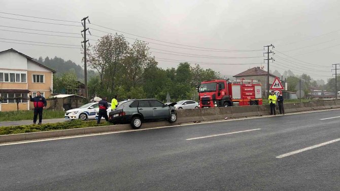 Otomobil beton bloğa saplandı: 1 yaralı