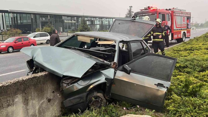 Otomobil beton bloğa saplandı: 1 yaralı