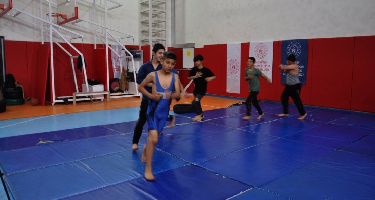 Otomobil lastiği ile antrenman yapan Mustafa, Güreşte Türkiye üçüncüsü oldu