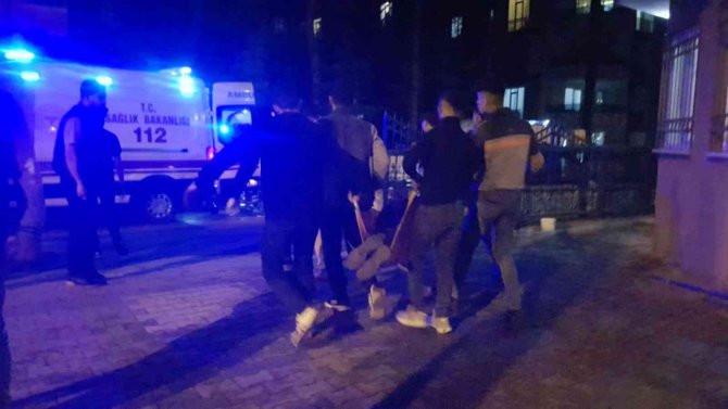 Parkta sohbet eden 2 arkadaşa silahlı saldırı