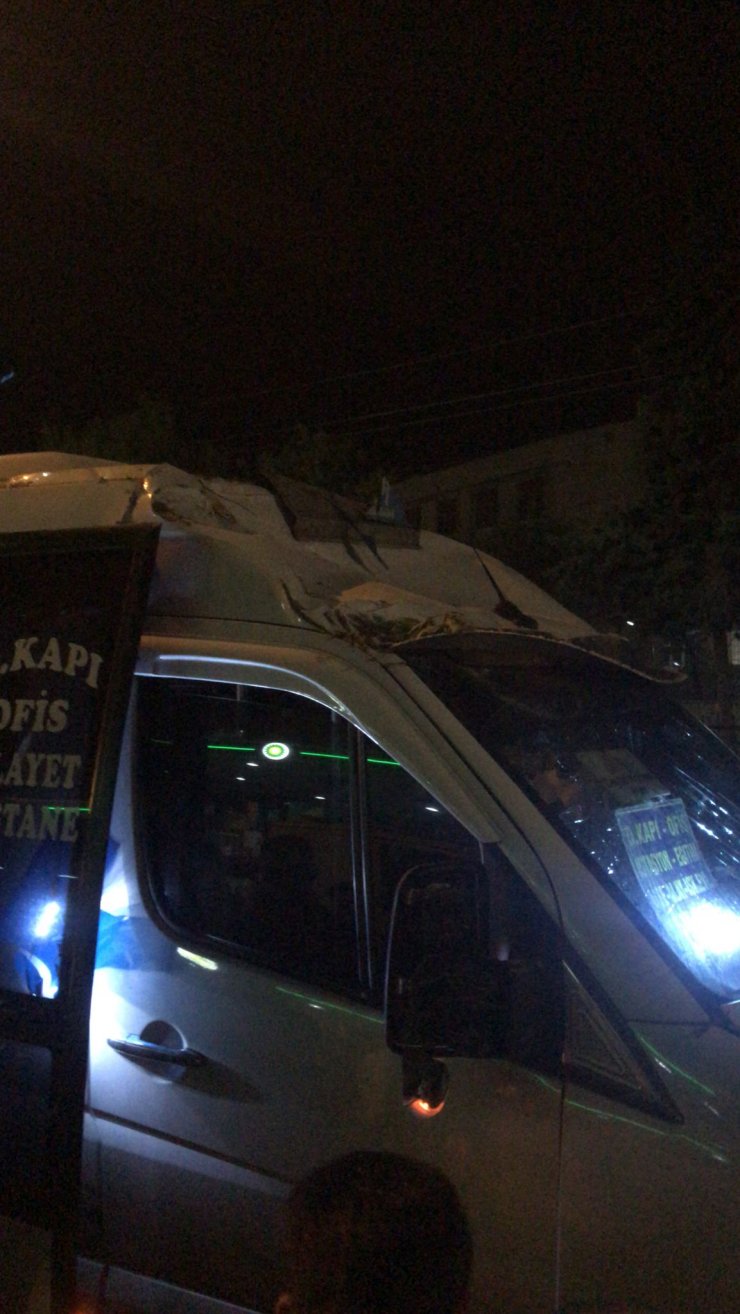 Şiddetli rüzgarın devirdiği ağaç, seyir halindeki minibüsün üzerine devrildi