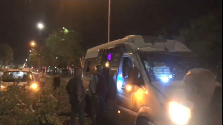 Şiddetli rüzgarın devirdiği ağaç, seyir halindeki minibüsün üzerine devrildi