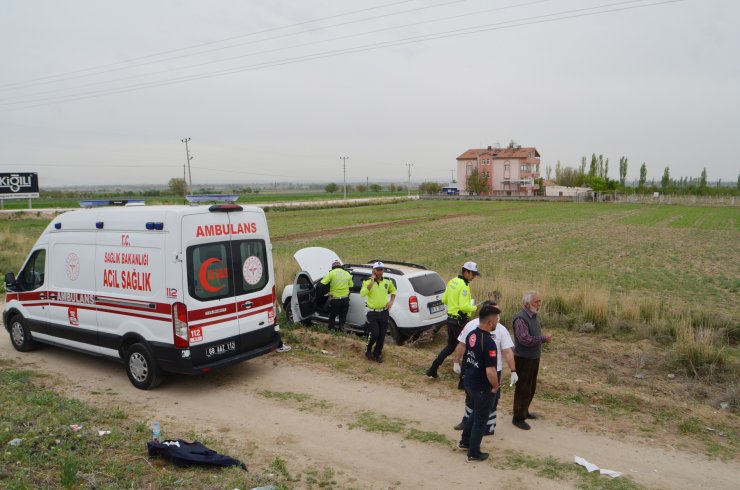 Sürücüsünün uyuduğu otomobil tarlaya uçtu: 2 yaralı