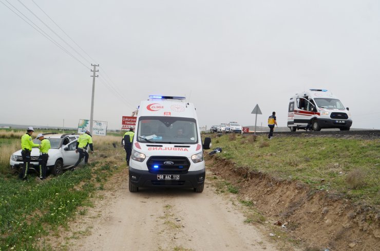 Sürücüsünün uyuduğu otomobil tarlaya uçtu: 2 yaralı