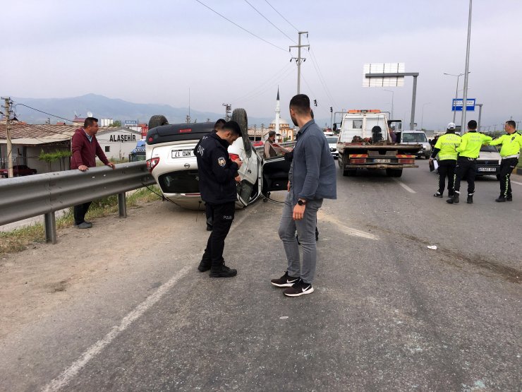Takla atan otomobildeki anne ile iki çocuğu yaralandı