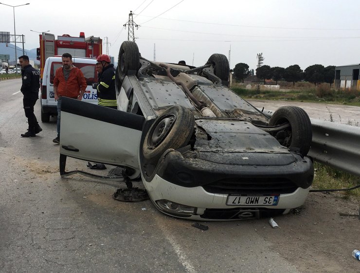 Takla atan otomobildeki anne ile iki çocuğu yaralandı