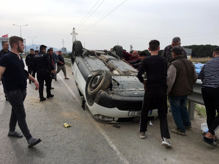 Takla atan otomobildeki anne ile iki çocuğu yaralandı
