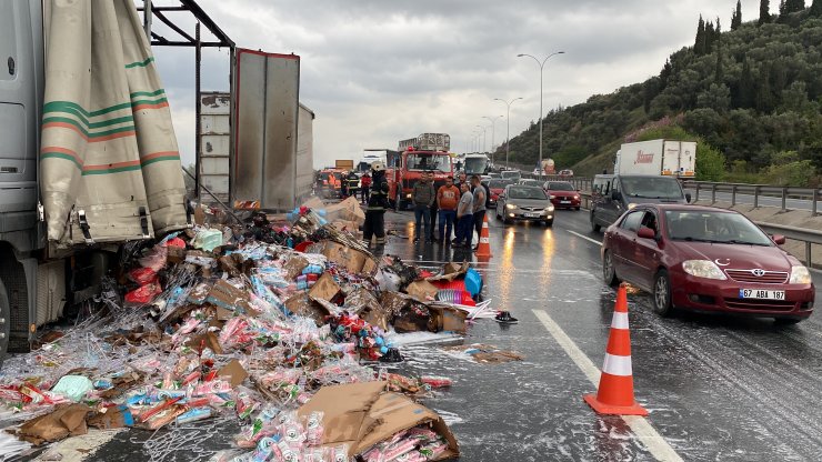 TIR alev alev yandı, TEM'de uzun araç kuyrukları oluştu