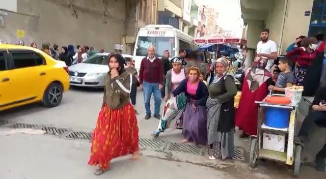 Tırnakçılık yaparken yakalanan kadınlar esnafa saldırdı