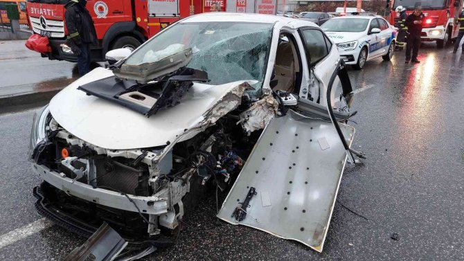 Ağaca çarparak hurdaya dönen otomobilden yaralı çıktılar