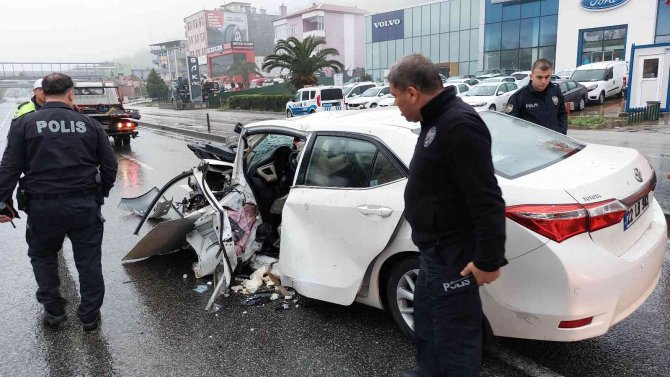 Ağaca çarparak hurdaya dönen otomobilden yaralı çıktılar
