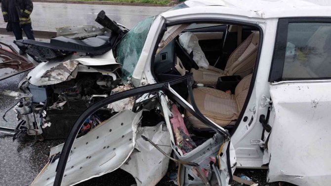 Ağaca çarparak hurdaya dönen otomobilden yaralı çıktılar