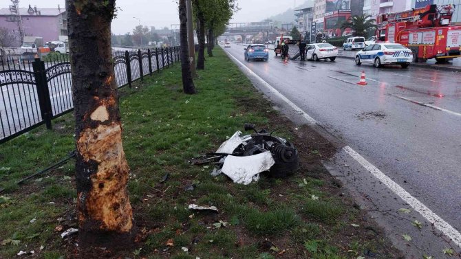 Ağaca çarparak hurdaya dönen otomobilden yaralı çıktılar