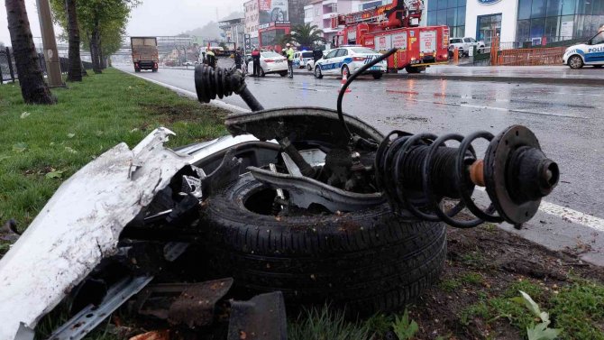 Ağaca çarparak hurdaya dönen otomobilden yaralı çıktılar