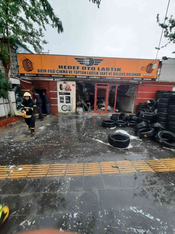 Akaryakıt istasyonunun yanında tutuşan lastikler paniğe neden oldu