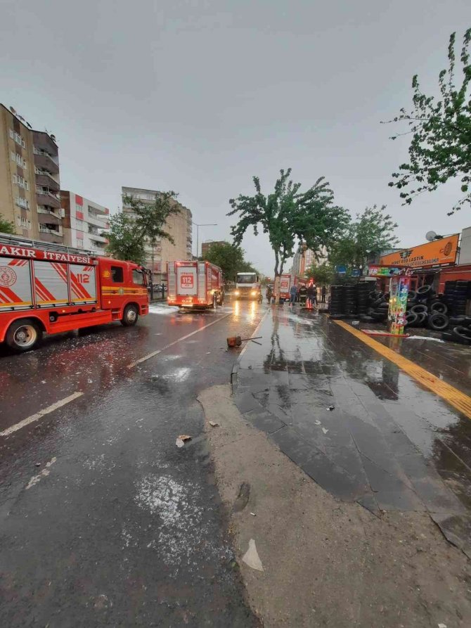 Akaryakıt istasyonunun yanında tutuşan lastikler paniğe neden oldu