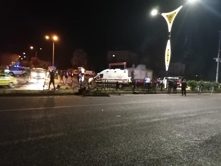 Bariyerlere çarpan otomobildeki 2 kişi öldü