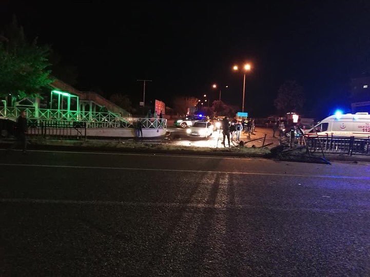 Bariyerlere çarpan otomobildeki 2 kişi öldü