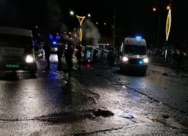 Bariyerlere çarpan otomobildeki 2 kişi öldü