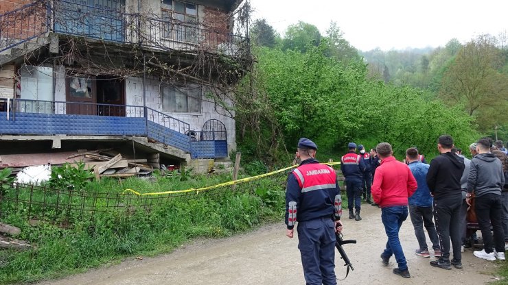 Bayramlaşmak için geldi, karısını öldürüp, oğlunu yaraladı 
