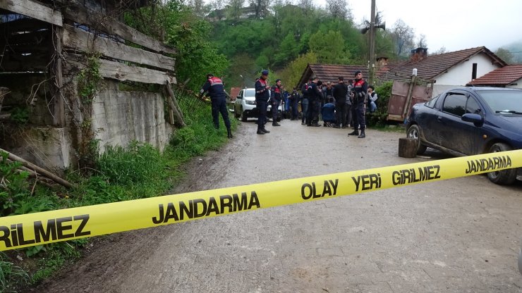 Bayramlaşmak için geldi, karısını öldürüp, oğlunu yaraladı 
