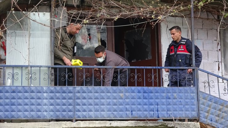 Bayramlaşmak için geldi, karısını öldürüp, oğlunu yaraladı 