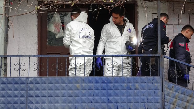 Bayramlaşmak için geldi, karısını öldürüp, oğlunu yaraladı 