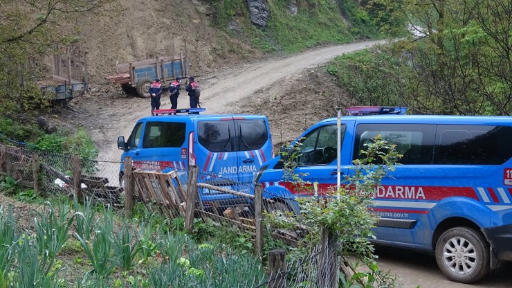 Bayramlaşmak için geldi, karısını öldürüp, oğlunu yaraladı 