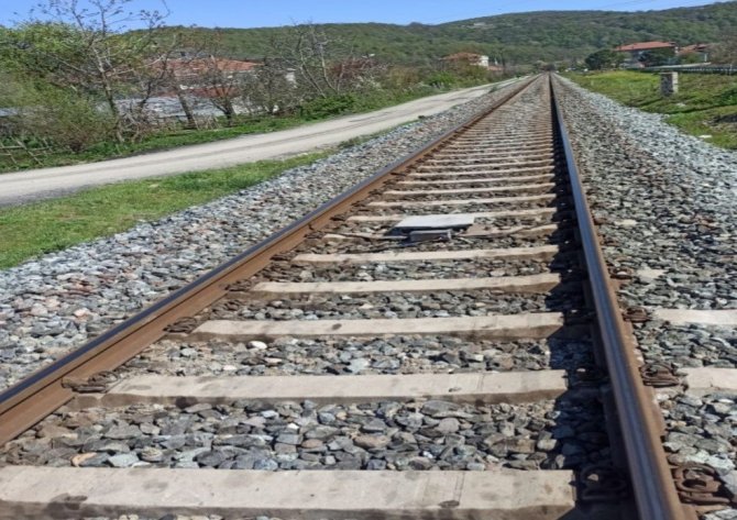 Demiryolu sinyalizasyon kapaklarını çaldılar