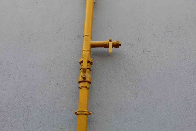 Hırsızlar girdikleri sitede doğal gaz kutusunu dahi çaldı